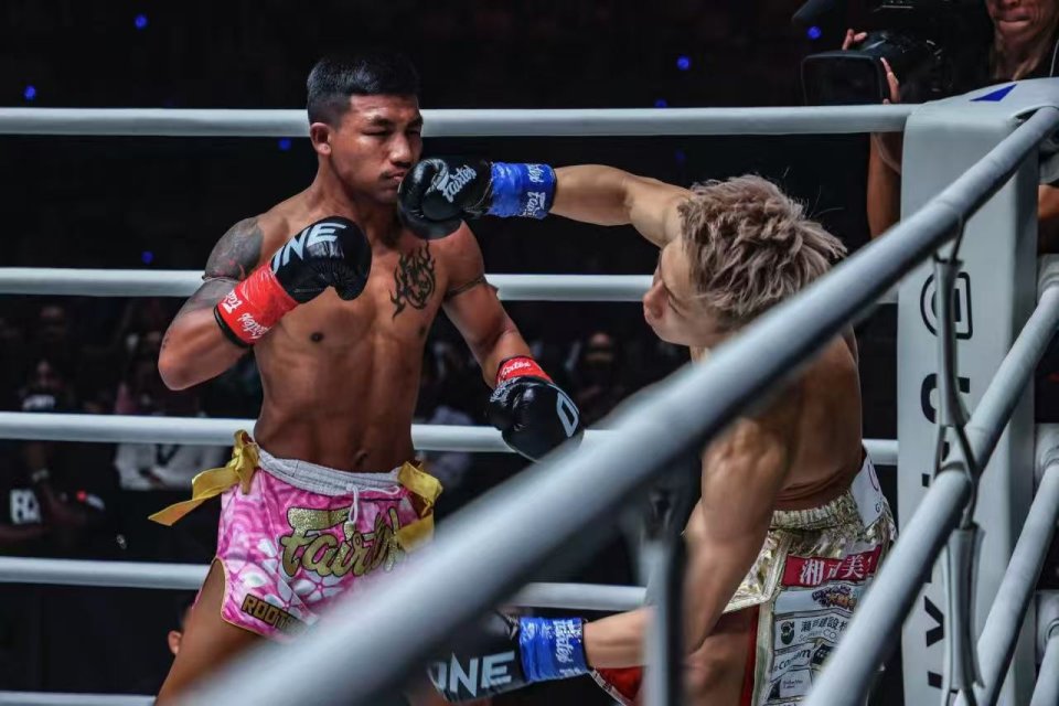 我绝不能输, 拳腿交锋中 我绝不能输, 拳腿交锋中